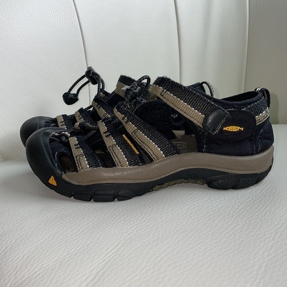 Sz13/big kid Sz1 Keen black and gold sandals in EUC - Picture 4 of 10
